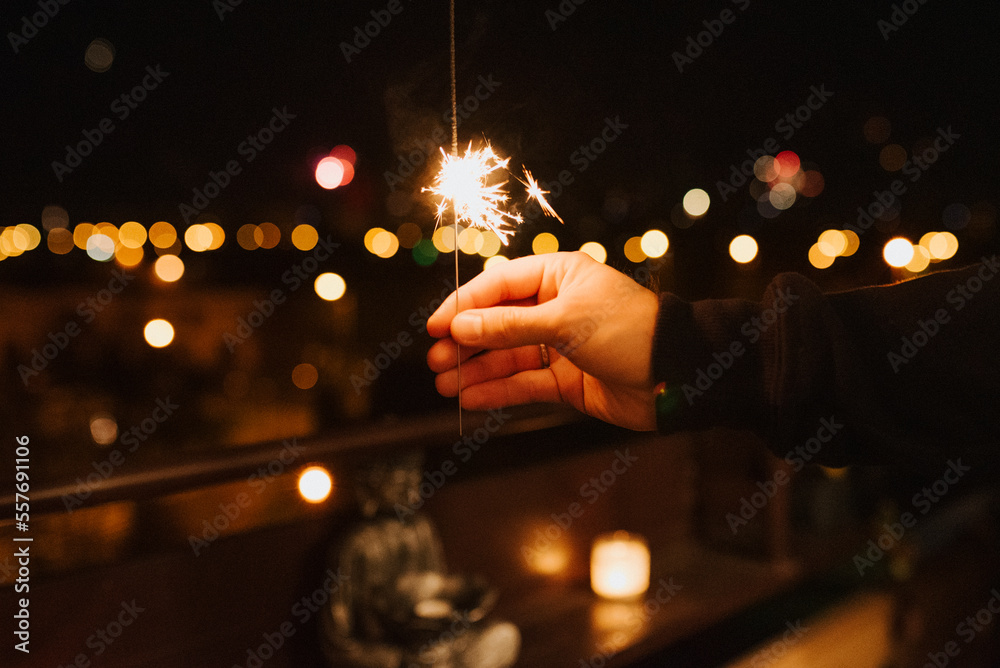 ogień, iskra, dłonie, noc, celebracja, zimne ognie, petarda, fajerwerki, sylwester, szczęśliwego nowego roku,  - obrazy, fototapety, plakaty 