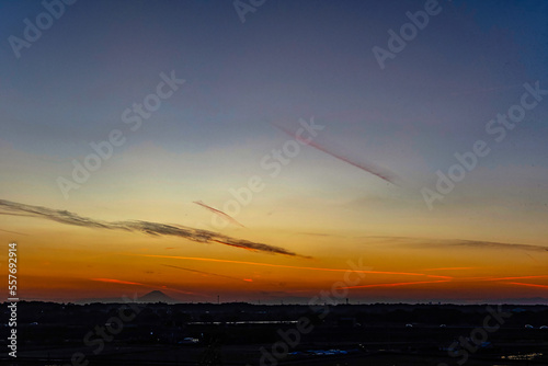 黒富士と赤い筋雲の夕焼け