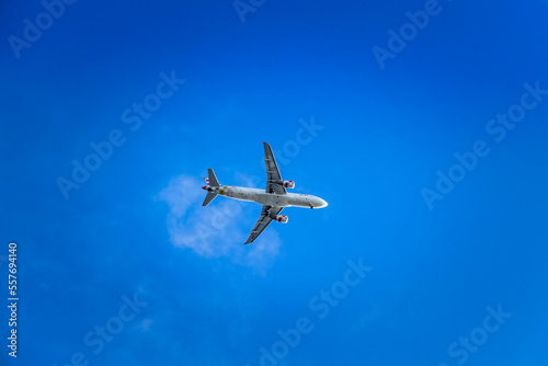 Avion de ligne dans le ciel vu de dessous