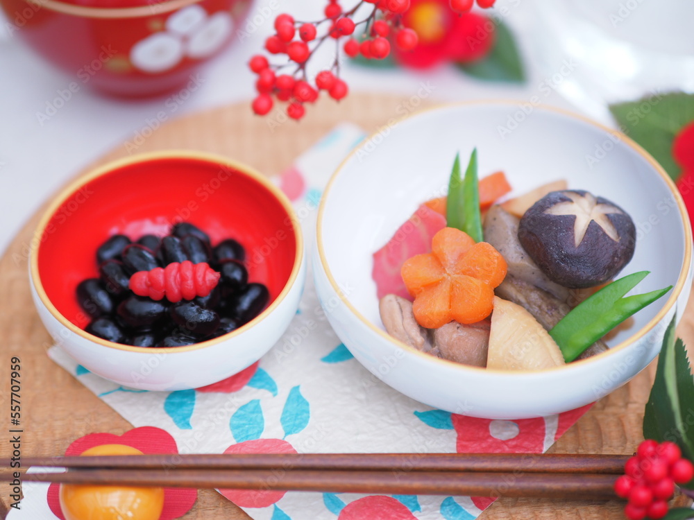 正月料理 お煮しめと黒豆 おせち料理