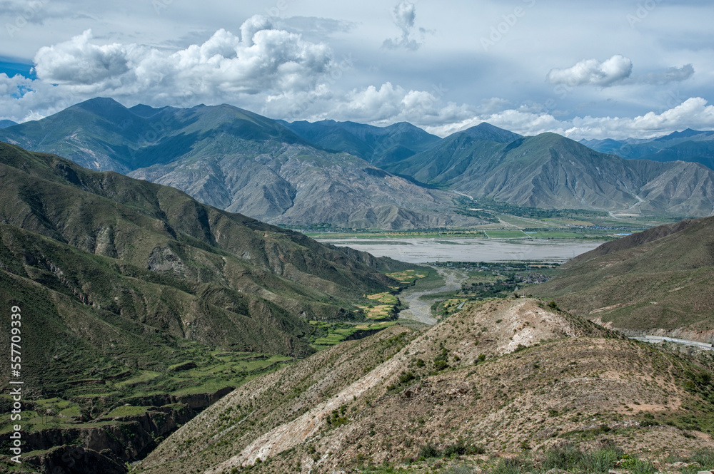 Kyang-la Pass between Nam Tso Lake and  Yamdrok-tso Lake. Damxung County, Lhasa, Tibet, China