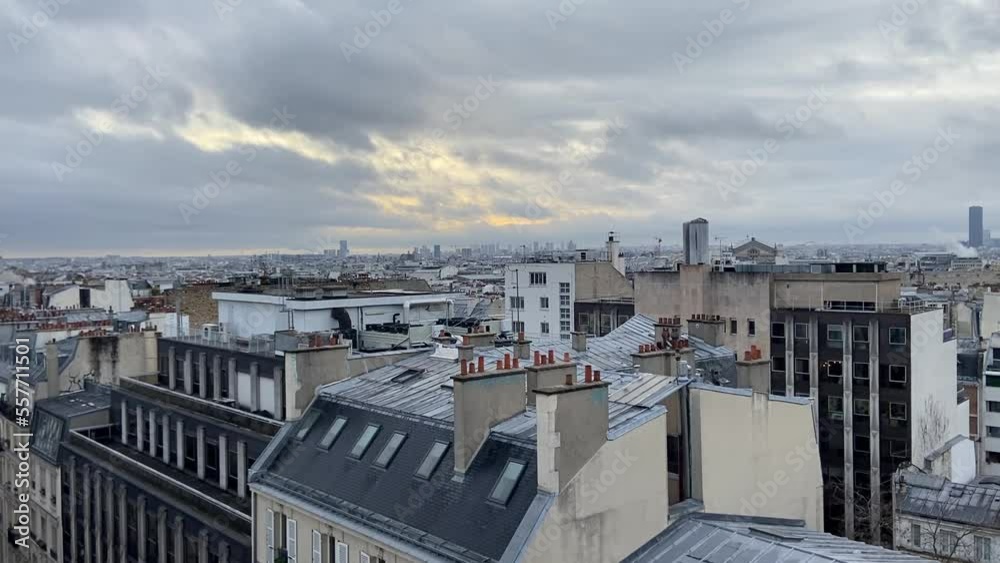 Paysage urbain à Paris, vue depuis un toit d'immeuble Paysage urbain à Paris, vue depuis un toit d'immeuble