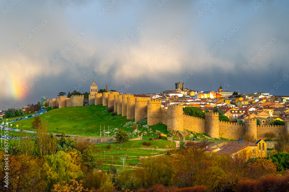 Panorámica de las Murallas de Ávila al atardecer, España