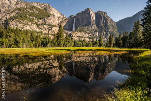 Fototapeta Naklejka Na Ścianę i Meble -  View of Sentinel Falls in Yosemite valley and lake reflections