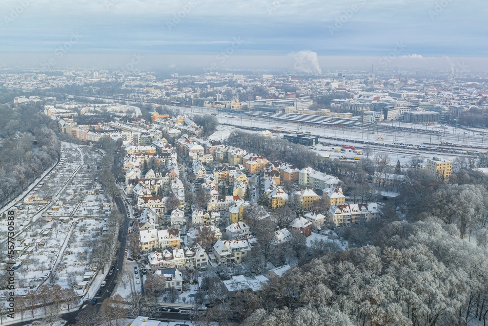 Kalter Wintertag in Augsburg - Ausblick auf das Thelottviertel und den Hauptbahnhof aus der Luft