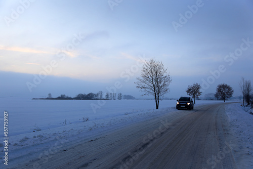 Samochód osobowy suv crossover na ośnieżonej drodze.