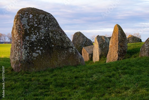 Großsteingrab "Riesenberg" bei Nobbin auf der Insel Rügen - Die megalithische Grabanlage aus vorchristlicher Zeit ist 2300 Jahre alt und eine Sehenswürdigkeit auf der Insel Rügen