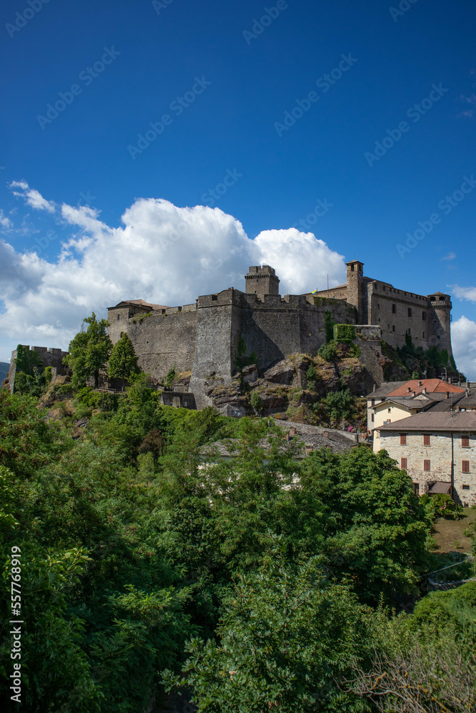 Fototapeta premium Paese di Bardi, provincia di Parma, Emilia Romagna