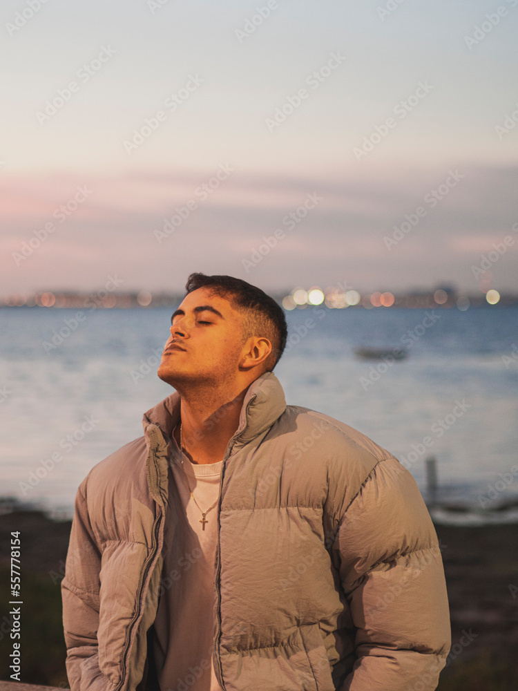Hombre joven disfrutando de la playa durante el invierno Hombre joven disfrutando de la playa durante el invierno
