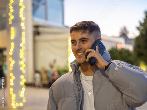 Hombre joven hablando por teléfono móvil