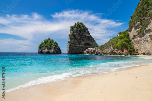 The beautiful sandy beach (Diamond beach) with rocky mountains and clear water in Nusa Penida, Bali, Indonesia © umike_foto