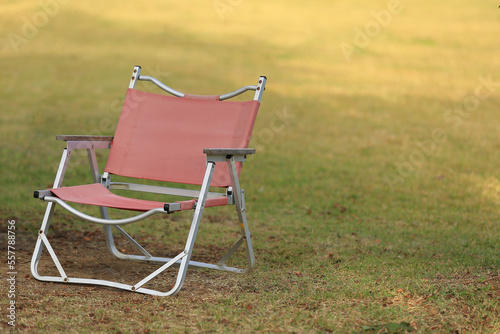 햇볕이 따스하게 내리쬐는 넓은 잔디밭에 놓여있는 캠핑의자