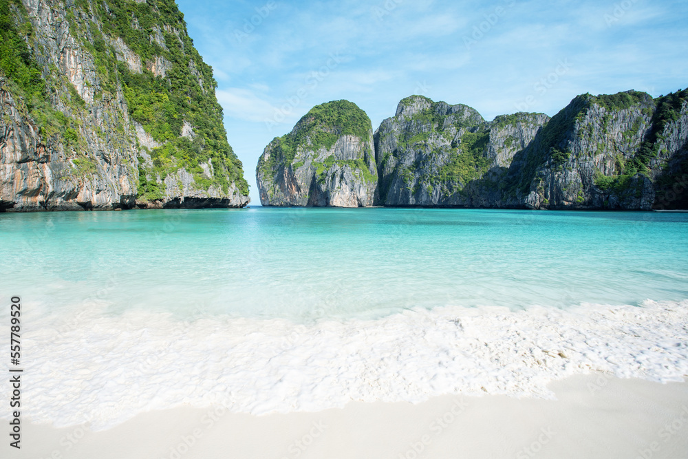 Fototapeta premium Tropical beach, Maya bay, Phi Phi Leh island, Thailand.