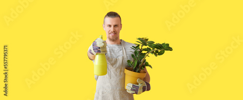 Young male gardener with ho...