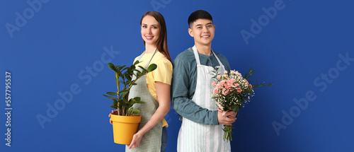 Foto Portrait of florists with plant and bouquet on blue background