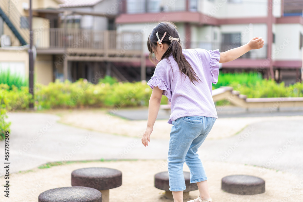 公園で遊ぶ小さな女の子 公園で遊ぶ小さな女の子