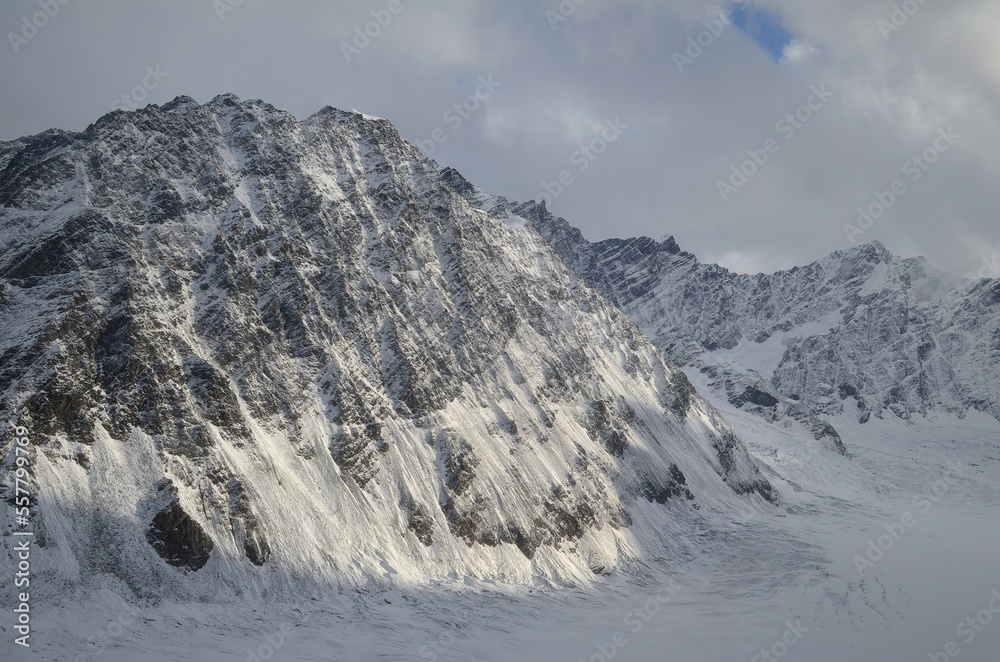 Obraz premium snow covered mountain