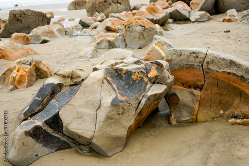 Fotografiet Moeraki Boulders and broken rocks on Koekohe Beach in Otago