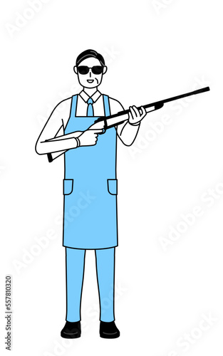サングラスをかけてライフル銃を持つエプロンを着たシニア男性