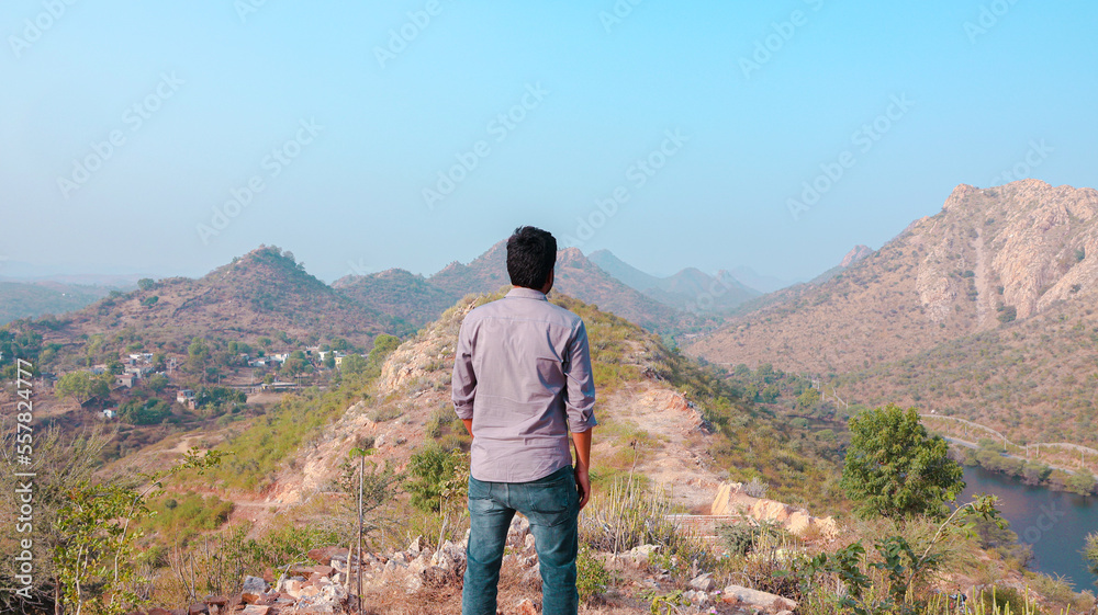 Naklejka premium Bahubali Hills, Udaipur, Rajasthan, India 28th December 2022: Popular prewedding destination and trekking spot near Udaipur. 4k Aerial view of Bahubali hill and Badi lake near Barda village