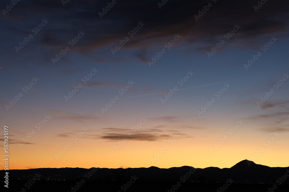 Coucher de soleil sur la campagne, Ennezat, département du Puy de Dome, France