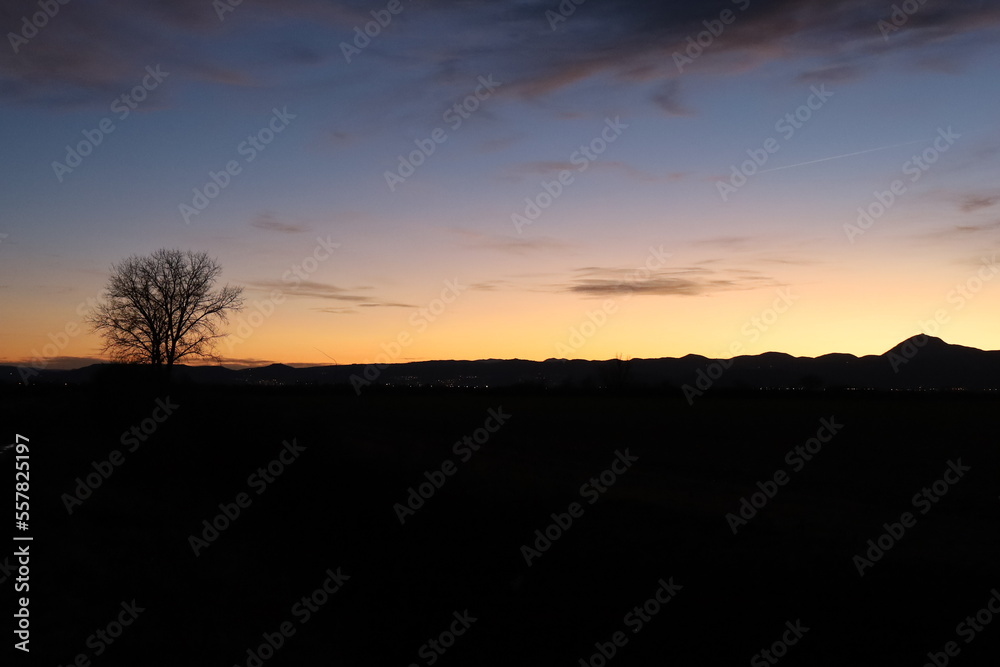 Coucher de soleil sur la campagne, Ennezat, département du Puy de Dome, France