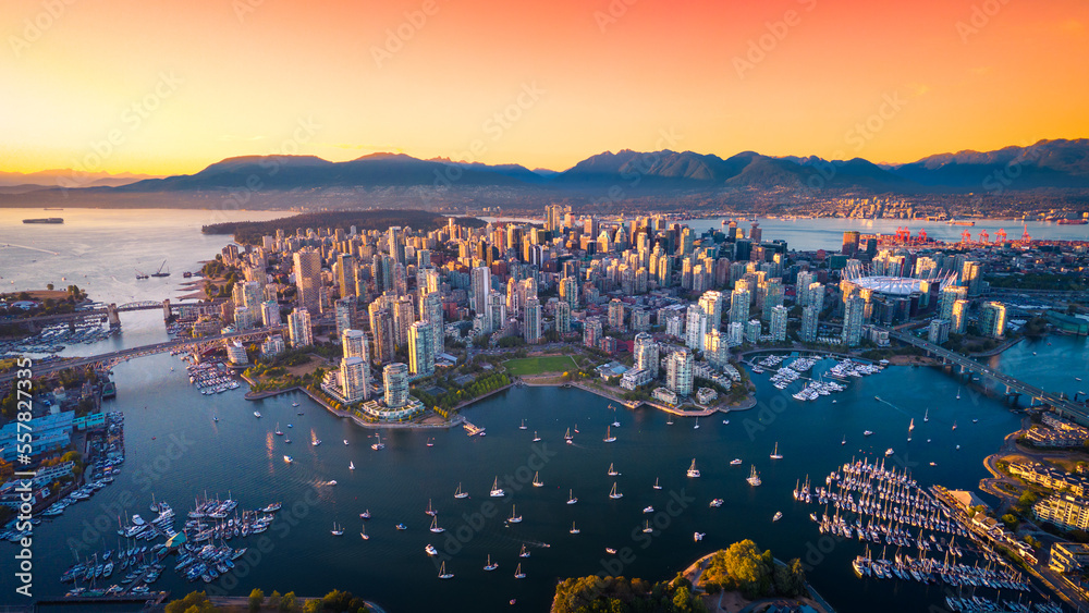 Fototapeta premium Beautiful aerial view of downtown Vancouver skyline, British Columbia, Canada at sunset
