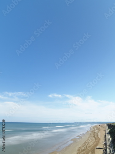 青空と波の打ち寄せる砂浜