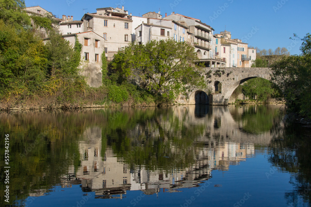rivière le Vidourle à Sauve dans le département du Gard en région Occitanie, avec le reflet du pont ancien