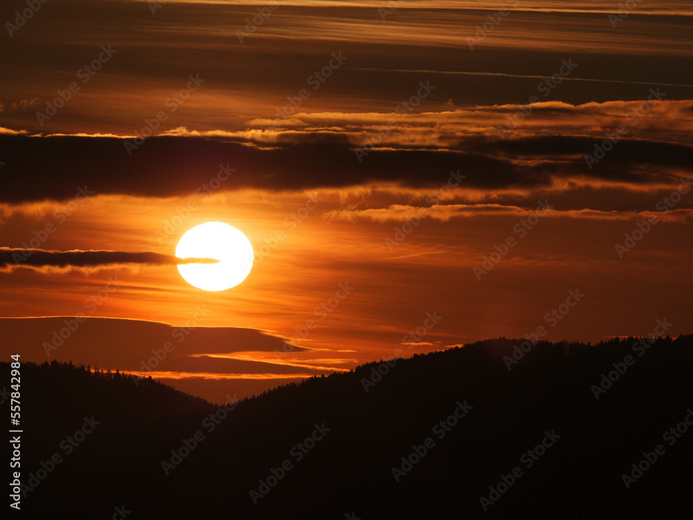 soleil couchant avec quelques nuages