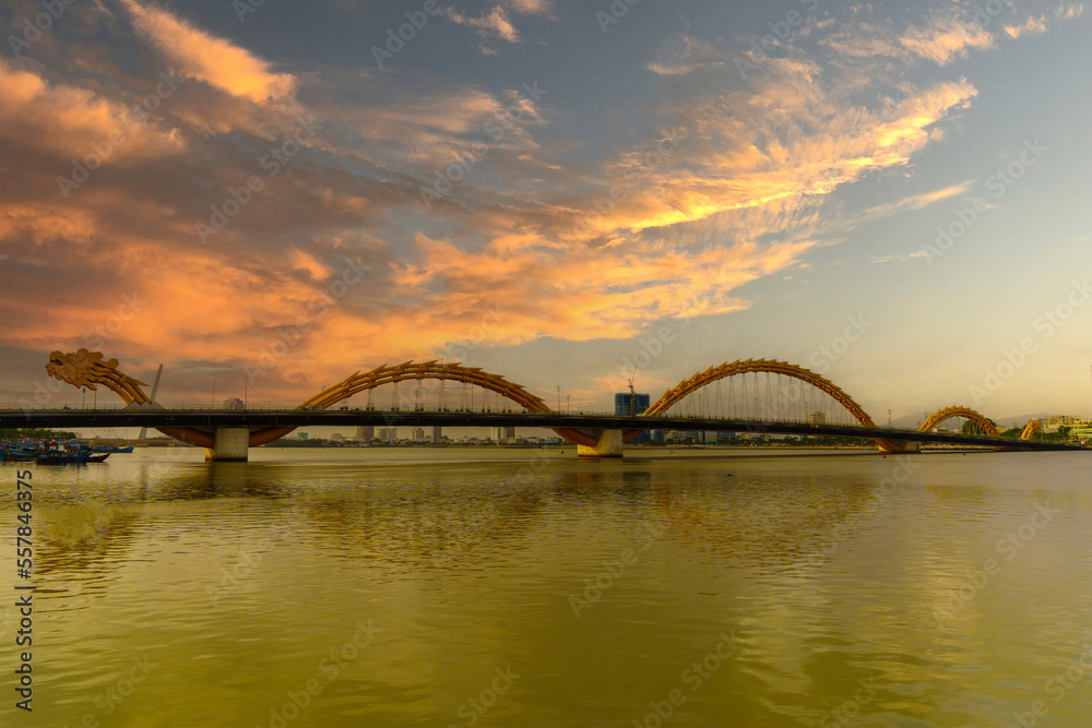 Obraz premium Dragon bridge with Han river in Da Nang city. Landmark and popular for tourist attraction. Vietnam and Southeast Asia travel concept