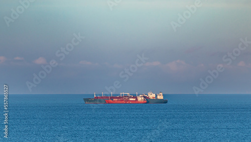 LNG Gasversorgung von Deutschland - Gas, Erdgaslieferung per Schiff in Lubmin vor Rügen Ostsee | Seapeak Hispania - Anthony Veder - Neptune
