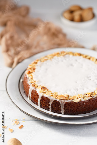 Gâteau aux amandes sur une assiette blanche