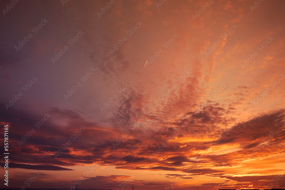 Fototapeta premium Nubes anaranjadas en Madrid