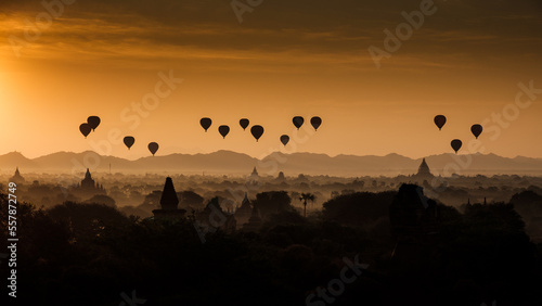 Mongolfieres sur Bagan. © francois
