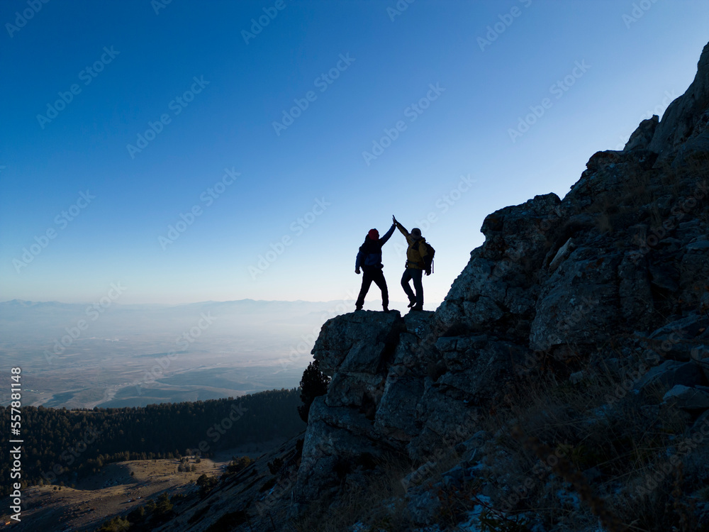 Fototapeta premium the success of struggling people to reach difficult places