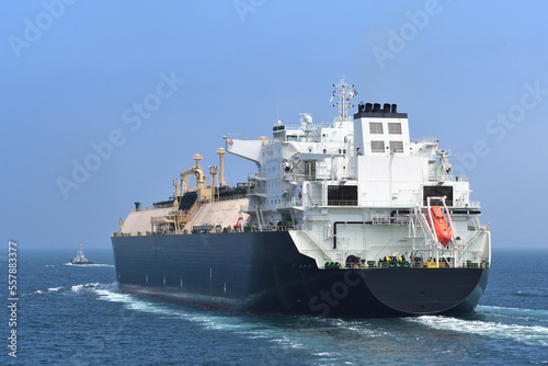 Foto LNG tanker sailing on the sea.