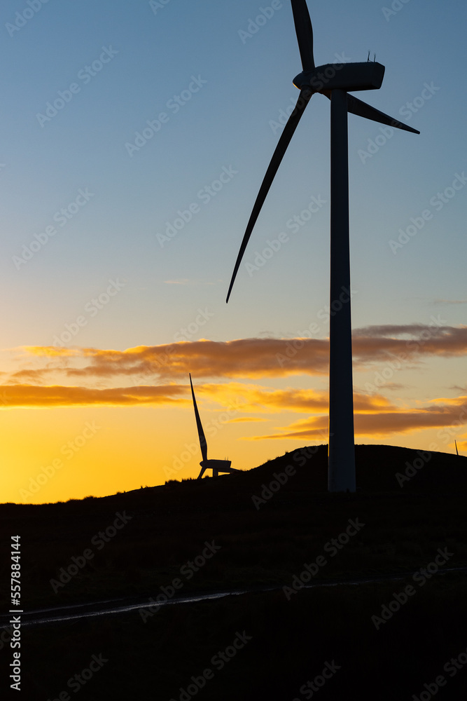 Obraz premium wind farm against sunrise