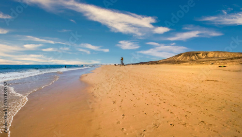 der breite Sandstrand an der Playa de la Barca auf der Insel Fuerteventura 