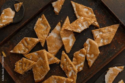 Läckerli de Bale. Biscuits traditionnels de Suisse. Petits gâteaux (bredele) alsaciens.  photo