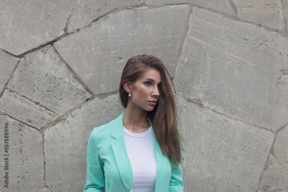 Elegante Glamouröse Schöne Junge Sportliche Frau im mint grünen Blazer Kleid im Park mit Palmen bei Berlin