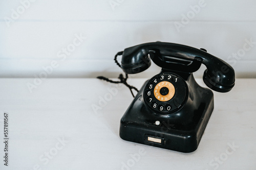 altes, antikes, schwarzes Telefon aus Bakelit, mit Wählscheibe. Retro, Vintage