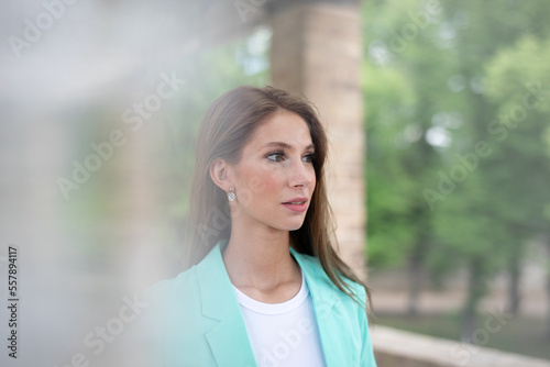 Elegante Glamouröse Schöne Junge Sportliche Frau im mint grünen Kleid im Park mit Palmen bei Berlin