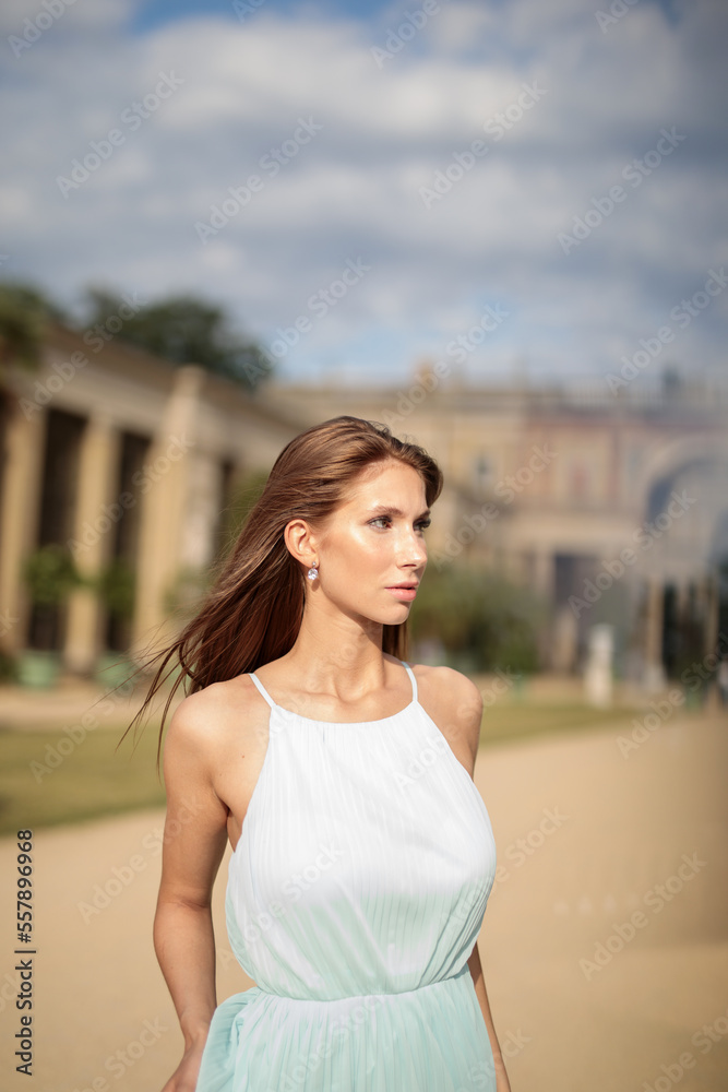 Elegante Schöne Junge Sportliche Frau im mint grünen Kleid im Park mit Palmen bei Berlin Elegante Schöne Junge Sportliche Frau im mint grünen Kleid im Park mit Palmen bei Berlin