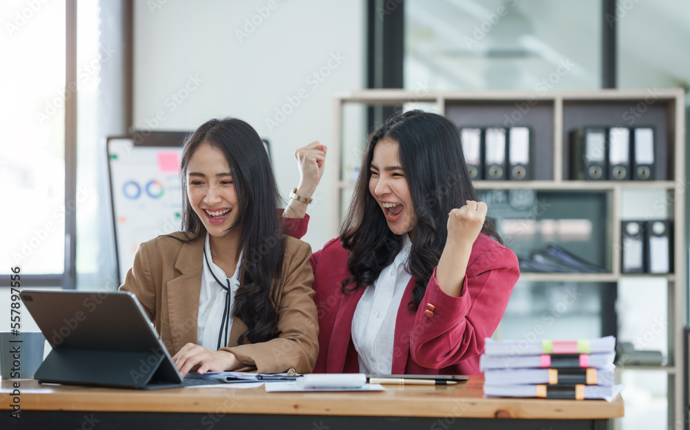 Asian company employees and colleagues work together in the office. by talking and giving advice to each other Asian company employees and colleagues work together in the office. by talking and giving advice to each other