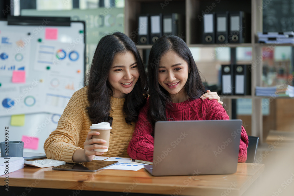 Asian company employees and colleagues work together in the office. by talking and giving advice to each other Asian company employees and colleagues work together in the office. by talking and giving advice to each other