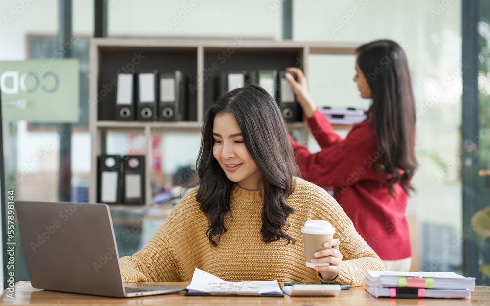Asian company employees and colleagues work together in the office. by talking and giving advice to each other Asian company employees and colleagues work together in the office. by talking and giving advice to each other