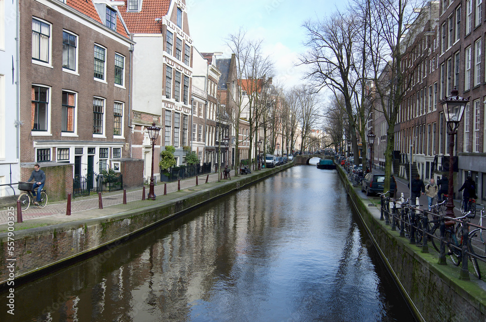Habitations longeant le canal à Amsterdam, pays bas, hollande
