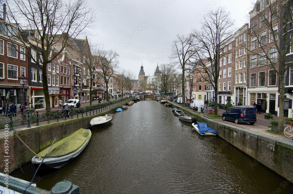 Canal et habitat au centre ville d'Amsterdam, pays bas, hollande
