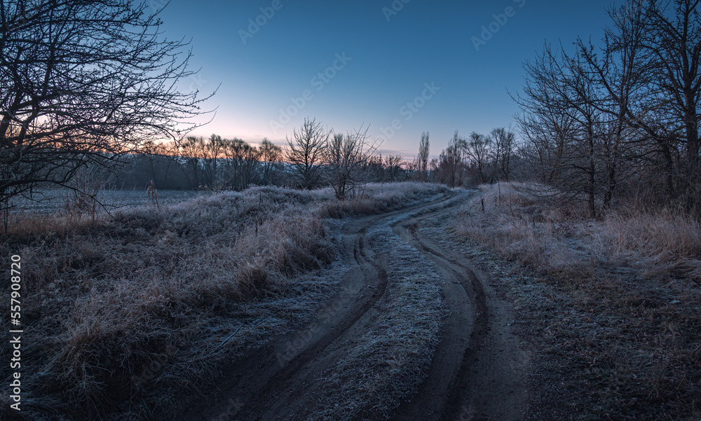 Obraz premium Winter sunrise on river